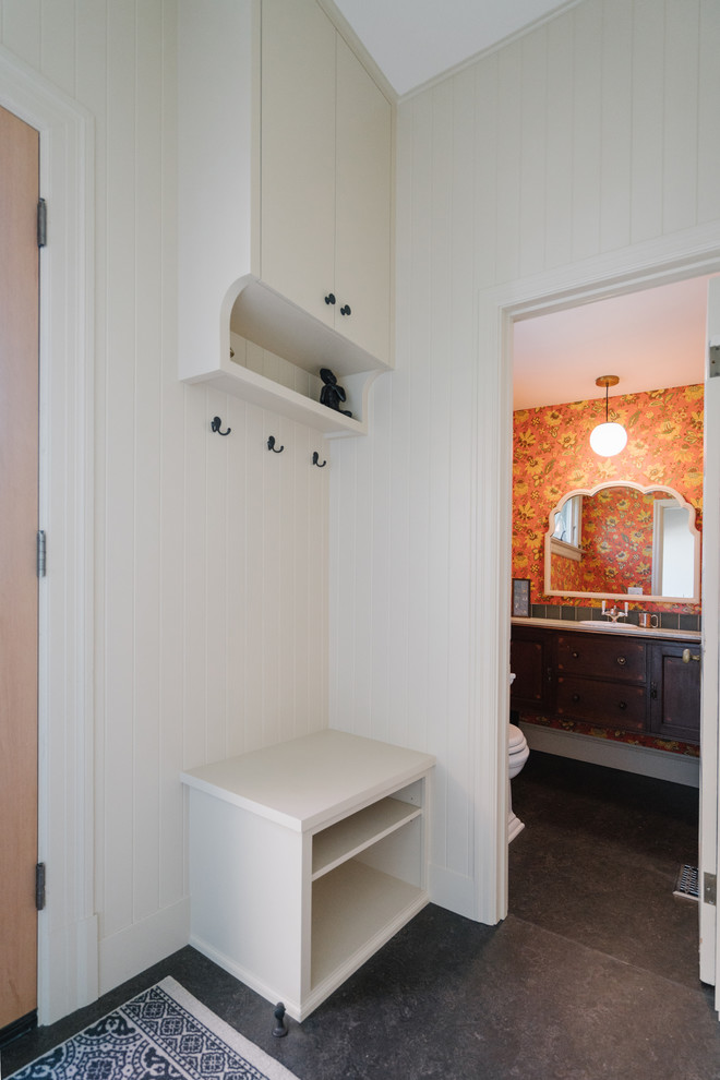 Exemple d'un petit WC et toilettes craftsman en bois foncé avec un placard avec porte à panneau encastré et parquet clair.