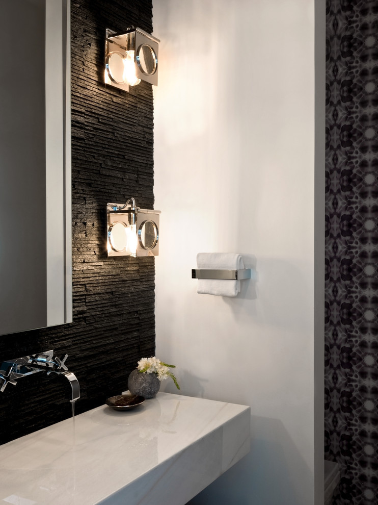 Modelo de aseo minimalista de tamaño medio con lavabo integrado, encimera de mármol, baldosas y/o azulejos negros, baldosas y/o azulejos de piedra, paredes negras y encimeras grises