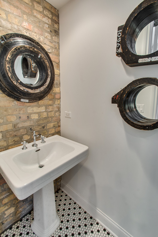 シカゴにあるお手頃価格の小さなトランジショナルスタイルのおしゃれなトイレ・洗面所 (ベージュのタイル、白い壁、モザイクタイル、ペデスタルシンク、白い床) の写真