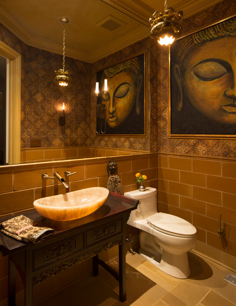 Idéer för att renovera ett mellanstort orientaliskt grön grönt toalett, med möbel-liknande, skåp i mörkt trä, grön kakel, stenkakel, gröna väggar, klinkergolv i keramik, ett fristående handfat, träbänkskiva och grönt golv