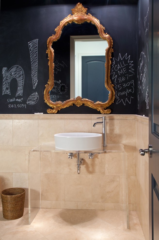 Стильный дизайн: туалет в стиле неоклассика (современная классика) с настольной раковиной и черными стенами - последний тренд