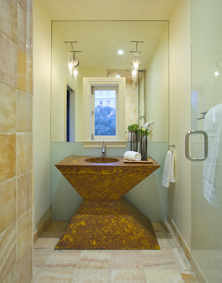 サンフランシスコにある小さなコンテンポラリースタイルのおしゃれなトイレ・洗面所 (ガラス板タイル、黄色い壁、一体型シンク、照明) の写真