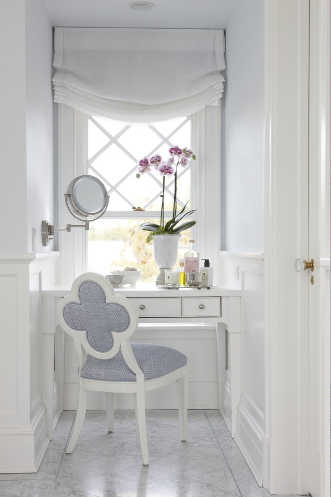 ニューヨークにある小さなトラディショナルスタイルのおしゃれなトイレ・洗面所 (白い壁、木製洗面台、マルチカラーの床) の写真