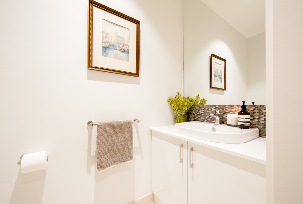 Idéer för ett mellanstort modernt toalett, med släta luckor, vita skåp, en toalettstol med hel cisternkåpa, brun kakel, mosaik, grå väggar, ett integrerad handfat och bänkskiva i kvarts