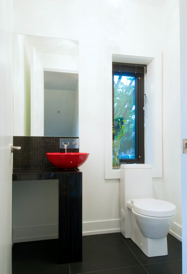 Immagine di un bagno di servizio design di medie dimensioni con nessun'anta, WC monopezzo, piastrelle nere, piastrelle a mosaico, pareti bianche, pavimento in ardesia e lavabo a bacinella