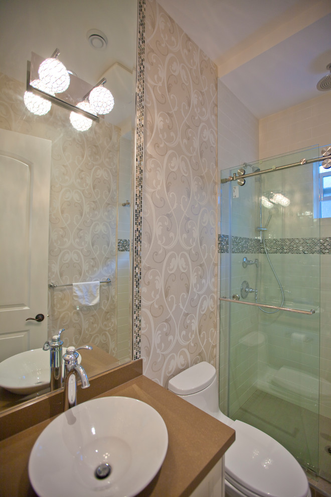 Exemple d'une petite salle de bain craftsman avec une vasque, un placard à porte shaker, des portes de placard blanches, un plan de toilette en bois, WC à poser, un carrelage beige, des carreaux de céramique, un mur beige et un sol en carrelage de céramique.