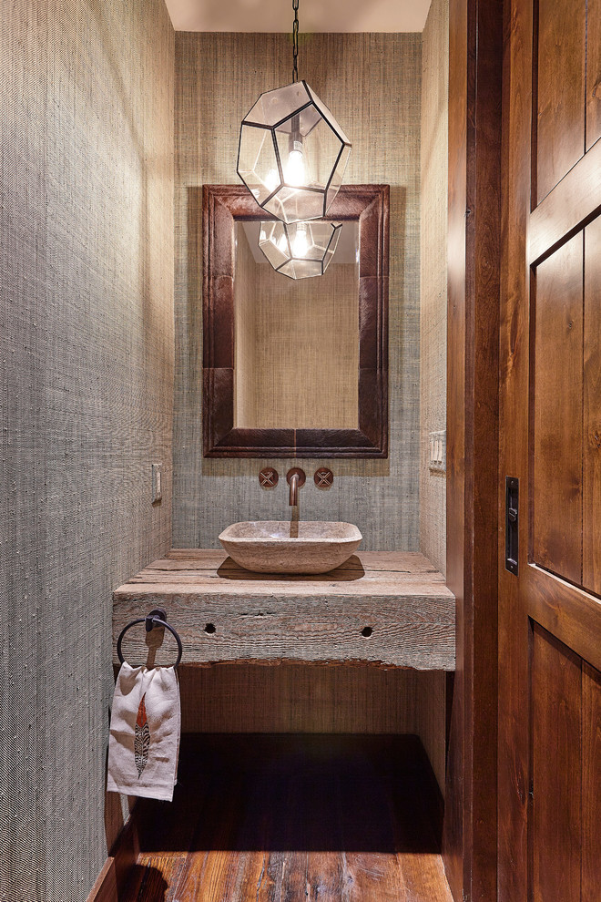 Ispirazione per un bagno di servizio stile rurale con pavimento in legno massello medio, lavabo a bacinella, top in legno e top marrone