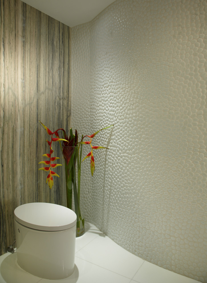 Cette image montre un petit WC et toilettes minimaliste avec un mur blanc et un sol en marbre.