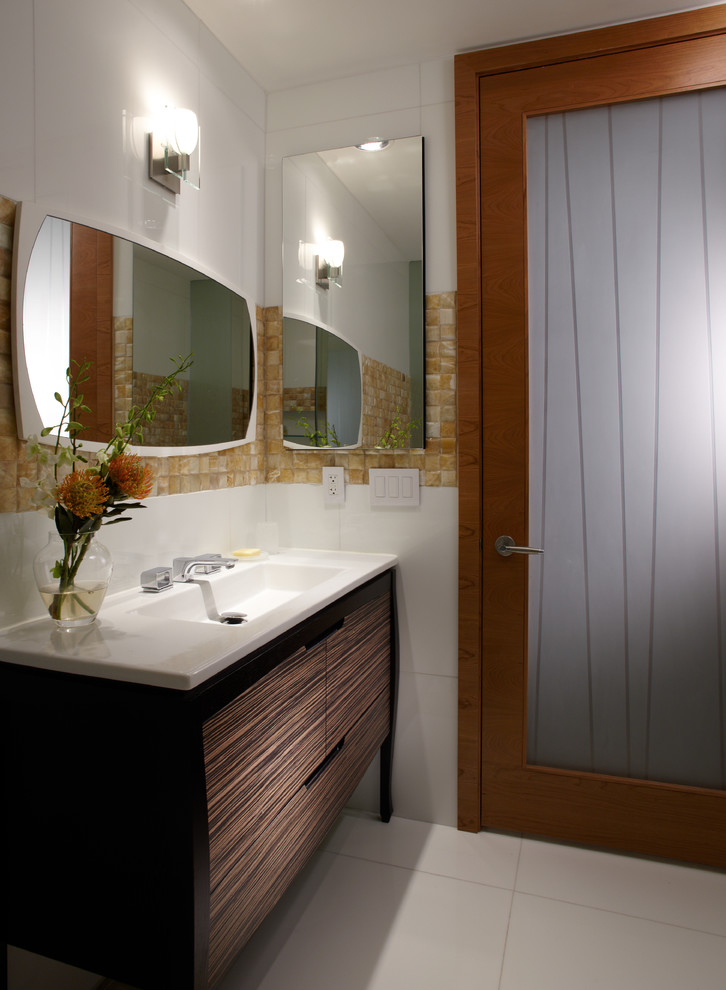 Idee per un piccolo bagno di servizio moderno con pareti bianche e pavimento in marmo