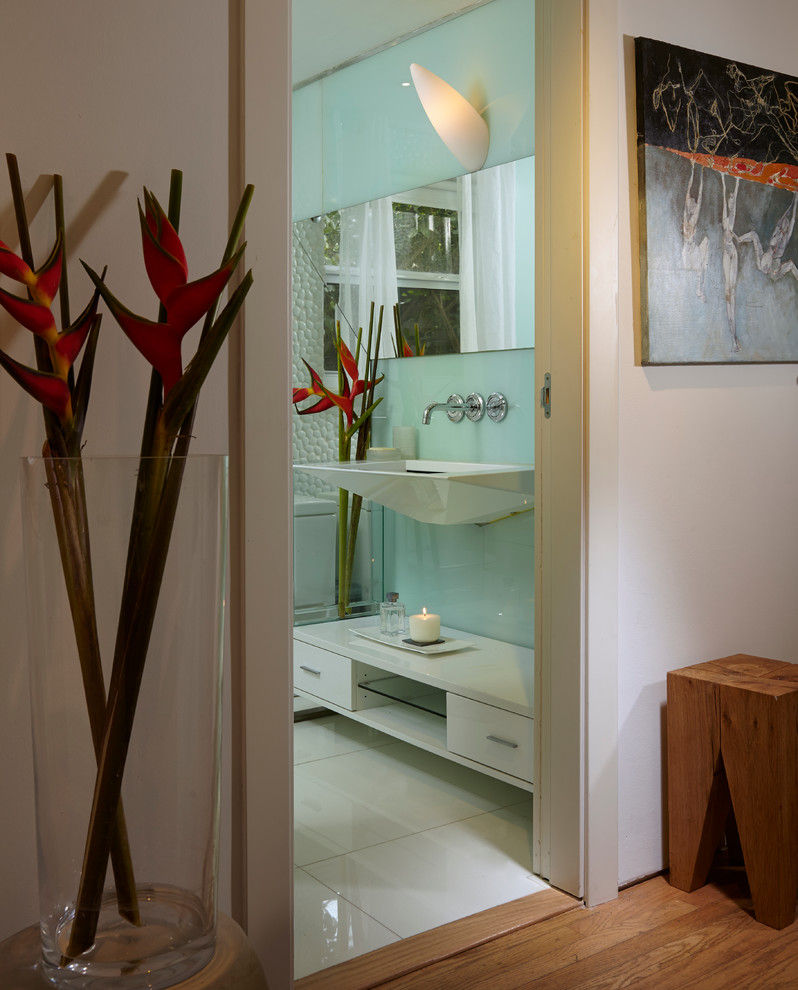 Стильный дизайн: маленький туалет в стиле модернизм с белыми стенами и мраморным полом для на участке и в саду - последний тренд