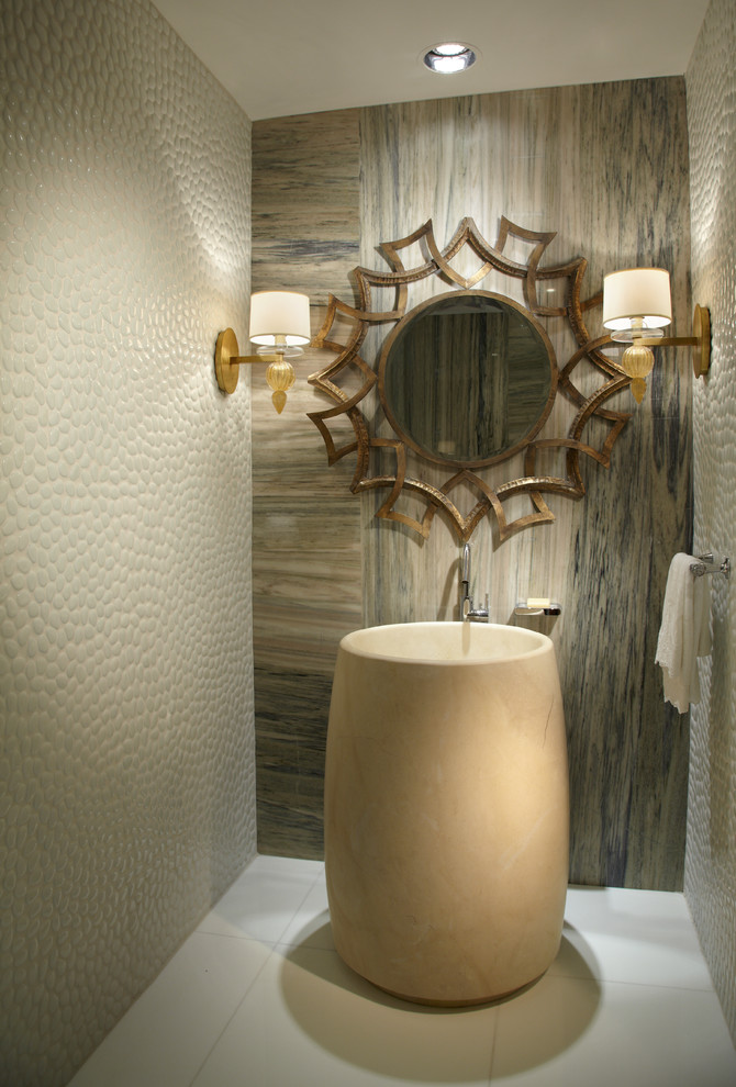 Foto di un piccolo bagno di servizio minimalista con pareti bianche e pavimento in marmo
