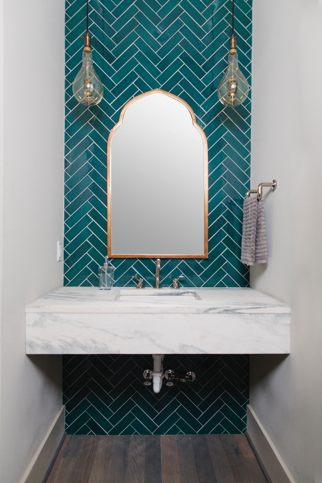 На фото: туалет в современном стиле с синей плиткой, синими стенами, темным паркетным полом, коричневым полом, белой столешницей и акцентной стеной с