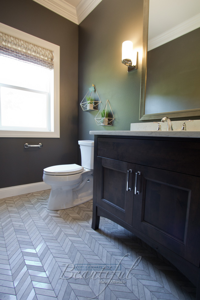 Immagine di un bagno di servizio con ante marroni, pareti verdi, pavimento con piastrelle in ceramica, lavabo sottopiano, top in quarzo composito, pavimento bianco e top bianco