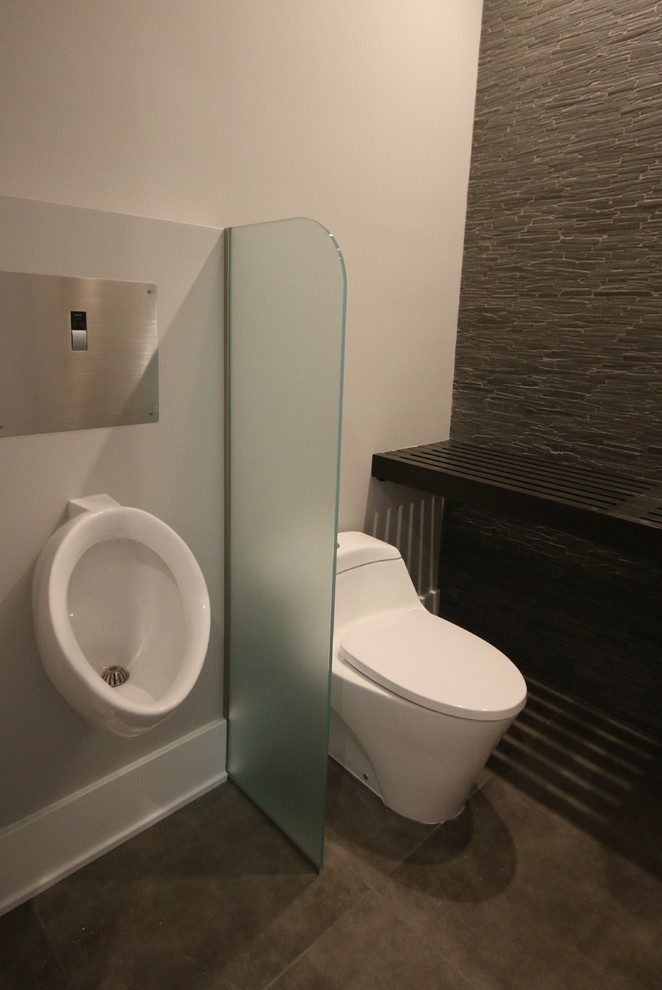 Idéer för ett modernt toalett, med stenkakel, vita väggar, klinkergolv i porslin, träbänkskiva, grått golv och ett urinoar