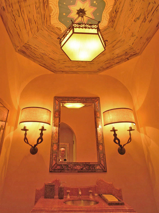 Mittelgroße Mediterrane Gästetoilette mit oranger Wandfarbe, Unterbauwaschbecken und Granit-Waschbecken/Waschtisch in San Francisco