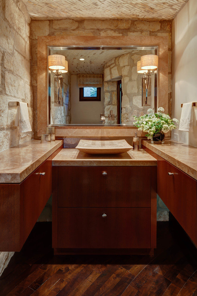 Mediterrane Gästetoilette mit flächenbündigen Schrankfronten, hellbraunen Holzschränken, dunklem Holzboden und Aufsatzwaschbecken in Salt Lake City