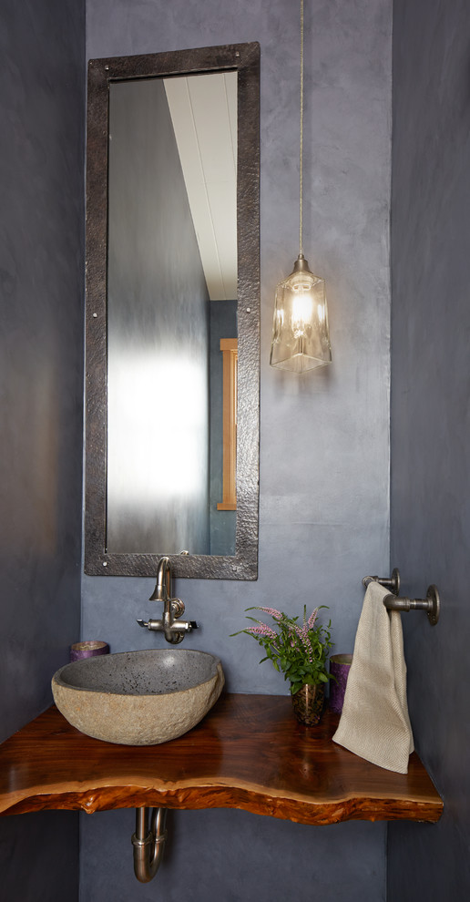 Стильный дизайн: туалет в стиле рустика с настольной раковиной, столешницей из дерева, серыми стенами и коричневой столешницей - последний тренд