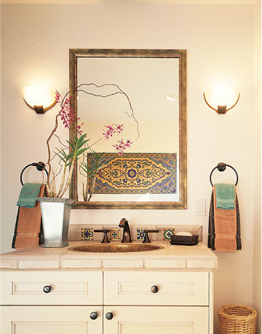 Kleine Mediterrane Gästetoilette mit Keramikfliesen und gefliestem Waschtisch in Sonstige