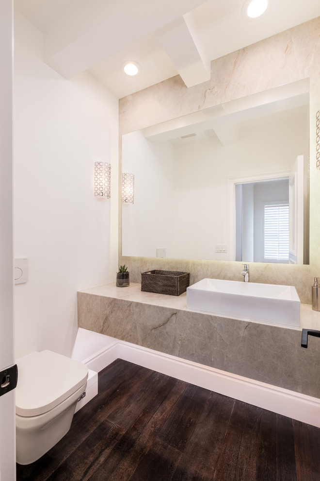 Foto di un piccolo bagno di servizio contemporaneo con pareti bianche, parquet scuro, lavabo a bacinella, top in quarzo composito, pavimento marrone e top beige