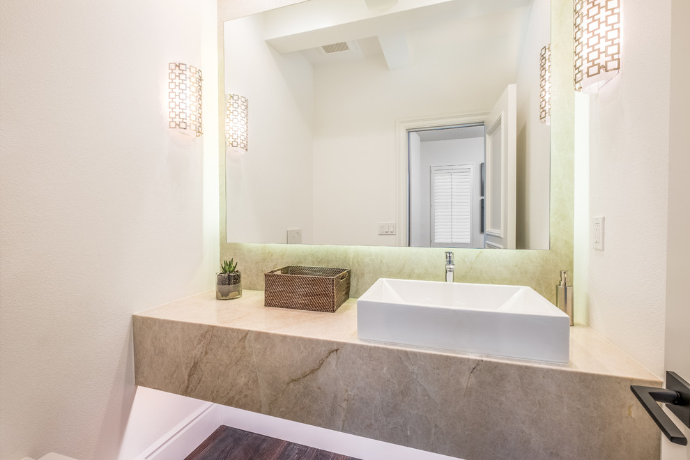 Kleine Moderne Gästetoilette mit weißer Wandfarbe, dunklem Holzboden, Aufsatzwaschbecken, Quarzwerkstein-Waschtisch, braunem Boden und beiger Waschtischplatte in Orange County