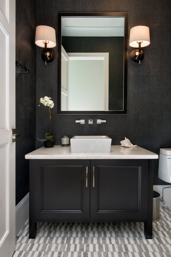 Inspiration för mellanstora klassiska toaletter, med luckor med infälld panel, svarta skåp, en toalettstol med separat cisternkåpa, svarta väggar, klinkergolv i keramik, ett fristående handfat, bänkskiva i kvarts och flerfärgat golv