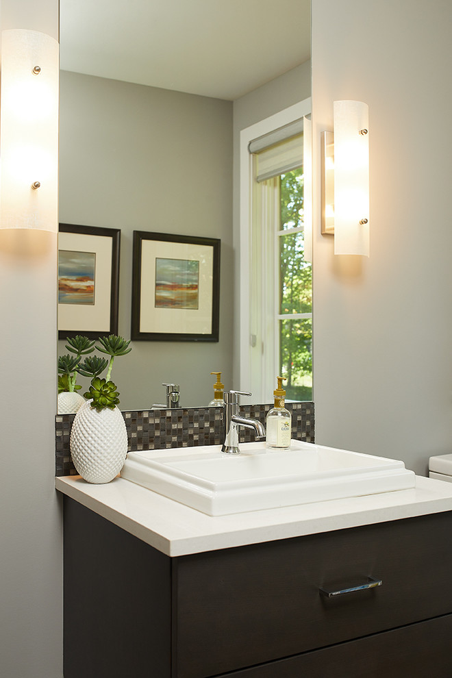 Immagine di un bagno di servizio minimalista con ante lisce, ante in legno bruno, piastrelle multicolore, pareti grigie, lavabo da incasso e top in quarzo composito