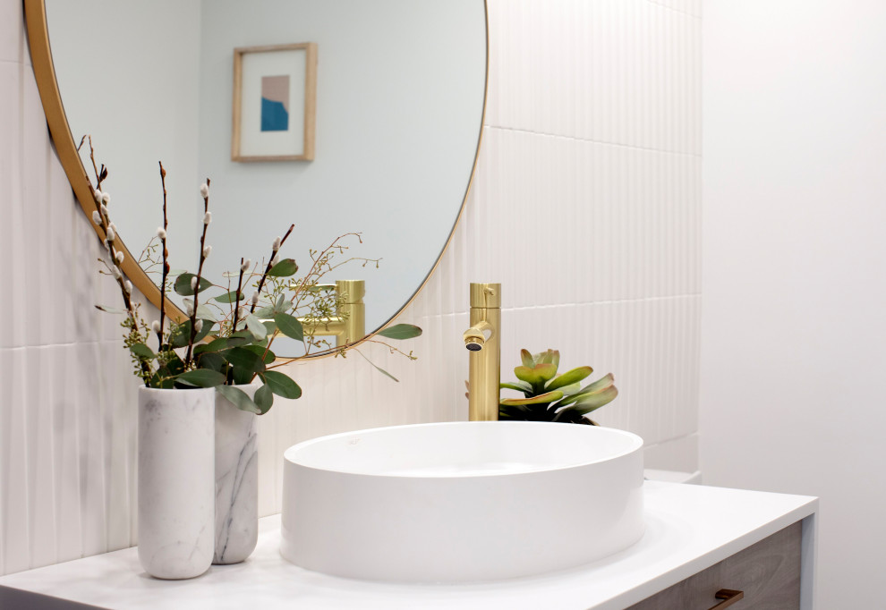 Esempio di un bagno di servizio minimalista di medie dimensioni con ante con riquadro incassato, WC monopezzo, piastrelle bianche, piastrelle in ceramica, pareti bianche, pavimento in cementine, lavabo sospeso, pavimento grigio e top bianco