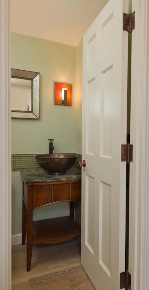 Kleine Eklektische Gästetoilette mit Aufsatzwaschbecken, verzierten Schränken, dunklen Holzschränken, Granit-Waschbecken/Waschtisch, Toilette mit Aufsatzspülkasten, grünen Fliesen, Glasfliesen, grüner Wandfarbe und hellem Holzboden in Boston