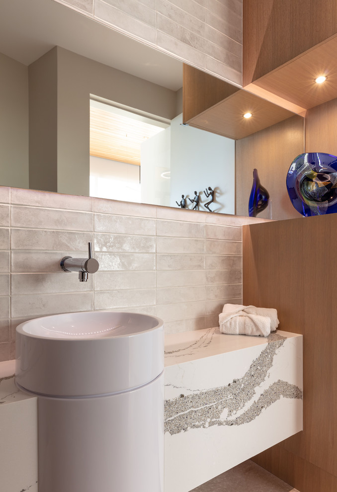 フェニックスにあるコンテンポラリースタイルのおしゃれなトイレ・洗面所 (白いタイル、白い壁、ベッセル式洗面器、白い洗面カウンター、ベージュの床、サブウェイタイル、珪岩の洗面台) の写真