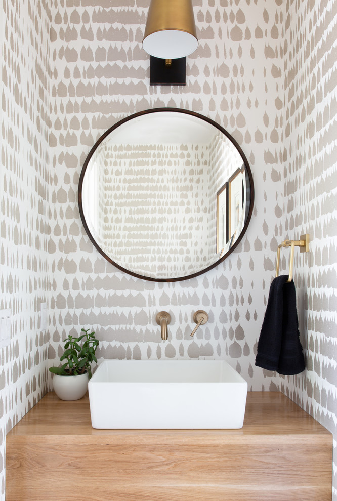 Idee per un bagno di servizio contemporaneo di medie dimensioni con pareti multicolore, lavabo da incasso, top in legno e top marrone