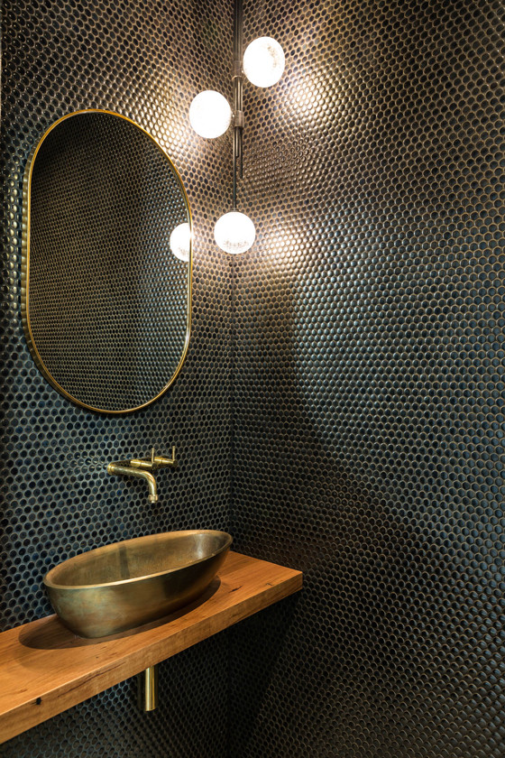 シドニーにあるインダストリアルスタイルのおしゃれなトイレ・洗面所 (モザイクタイル、木製洗面台) の写真