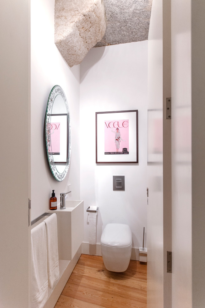 Immagine di un bagno di servizio design con lavabo sospeso e WC sospeso