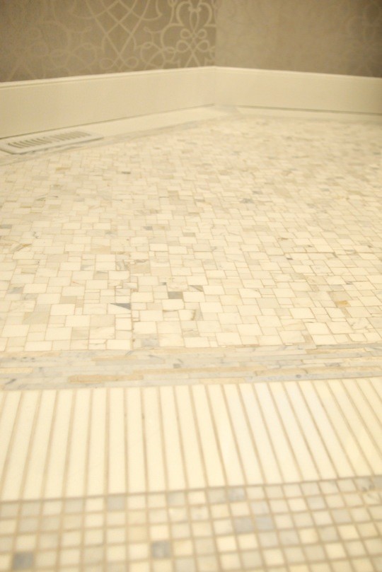 Foto di un piccolo bagno di servizio moderno con ante in legno bruno, pareti grigie, lavabo sottopiano, top alla veneziana, consolle stile comò, WC a due pezzi, pavimento con piastrelle a mosaico e pavimento bianco