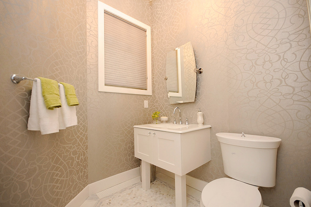 Cette image montre un petit WC et toilettes design avec un placard en trompe-l'oeil, des portes de placard blanches, WC séparés, un mur gris, un sol en carrelage de terre cuite, un lavabo intégré, un plan de toilette en surface solide et un sol blanc.