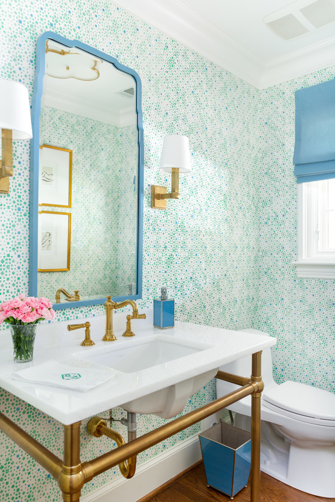Idee per un bagno di servizio chic con pareti multicolore, pavimento in legno massello medio, lavabo a consolle e top bianco