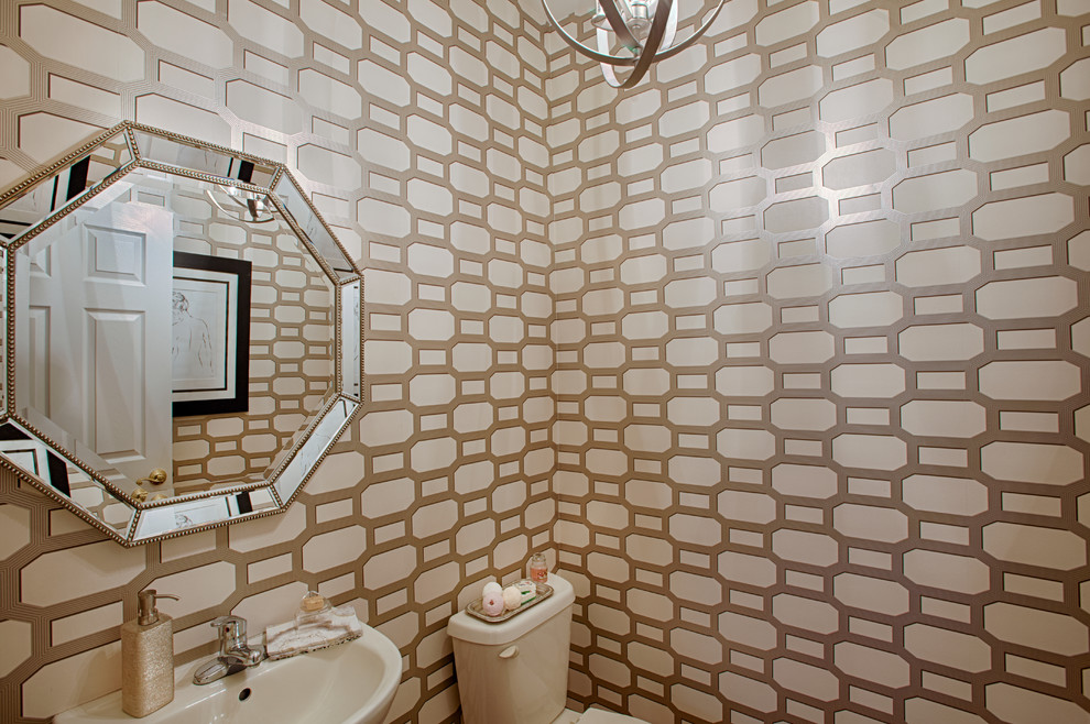Inspiration för små klassiska toaletter, med en toalettstol med separat cisternkåpa, grå väggar, marmorgolv, ett piedestal handfat och beiget golv