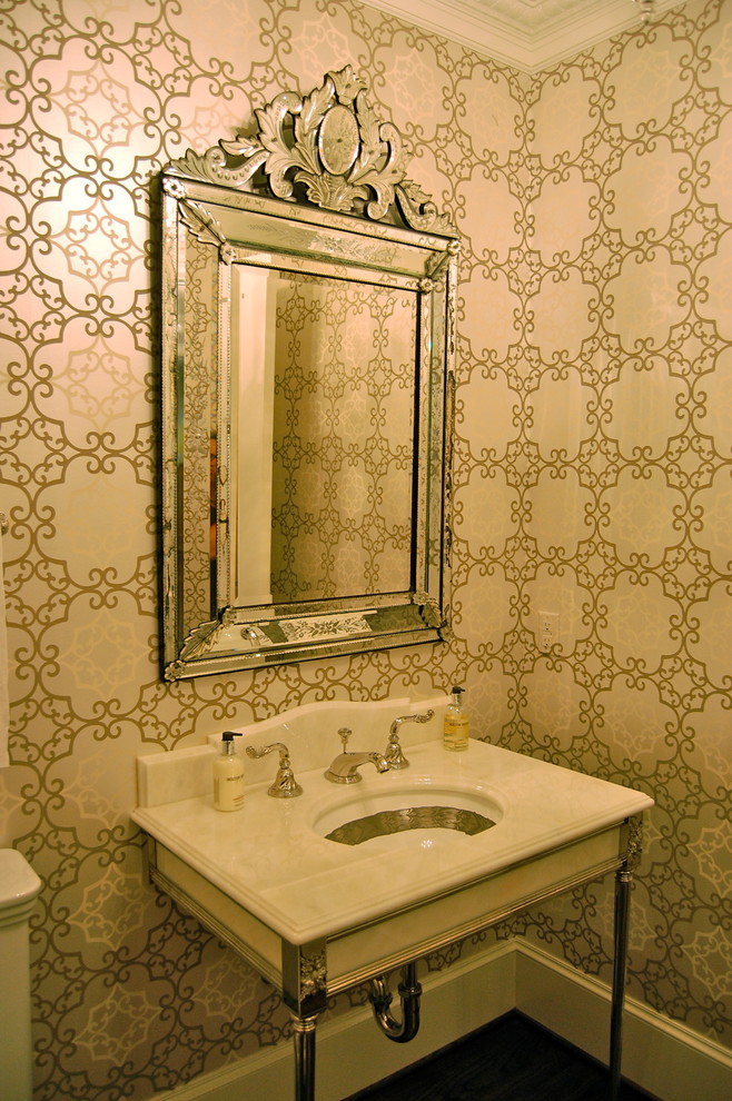 Idéer för ett stort klassiskt toalett, med mörkt trägolv, ett väggmonterat handfat, en toalettstol med hel cisternkåpa, beige väggar och marmorbänkskiva