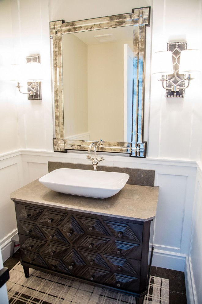 Exempel på ett mellanstort klassiskt toalett, med luckor med upphöjd panel, svarta skåp, grå kakel, keramikplattor, vita väggar, ett fristående handfat, bänkskiva i kalksten och flerfärgat golv