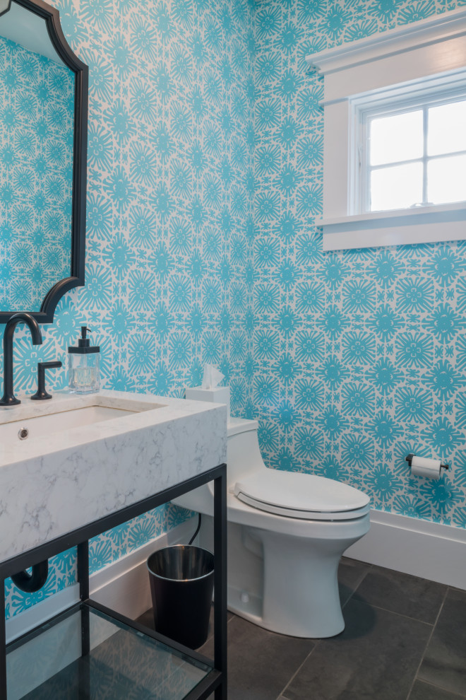 Mittelgroße Maritime Gästetoilette mit blauer Wandfarbe, Waschtischkonsole, braunem Boden, freistehendem Waschtisch und Tapetenwänden in Boston
