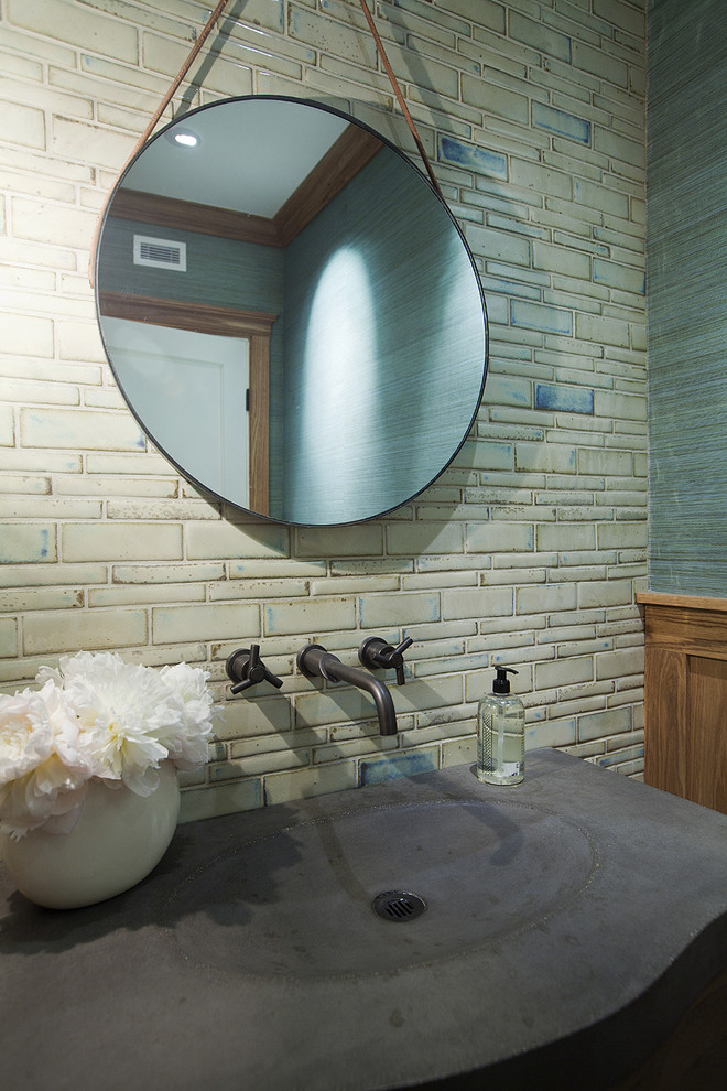 Immagine di un piccolo bagno di servizio contemporaneo con consolle stile comò, ante in legno bruno, piastrelle beige, piastrelle in ceramica, pareti blu, lavabo integrato e top in saponaria