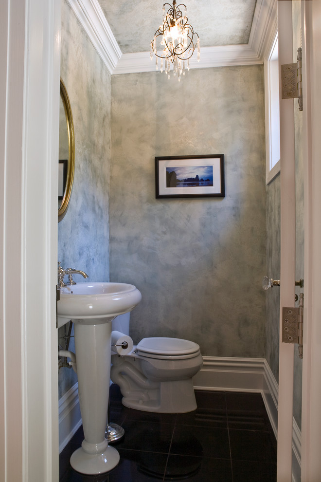 Exemple d'un petit WC et toilettes chic avec un sol en carrelage de céramique, un mur multicolore et un lavabo de ferme.