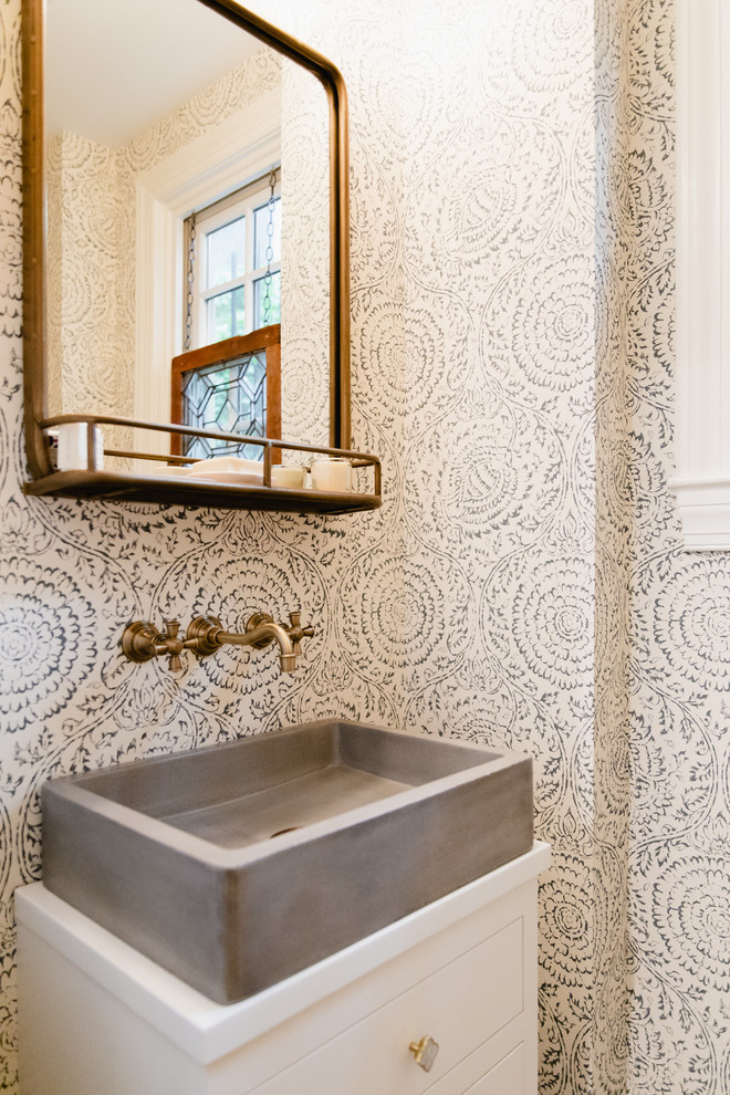 ワシントンD.C.にある高級な中くらいなトランジショナルスタイルのおしゃれなトイレ・洗面所 (白いキャビネット、フラットパネル扉のキャビネット、白い壁、ベッセル式洗面器) の写真