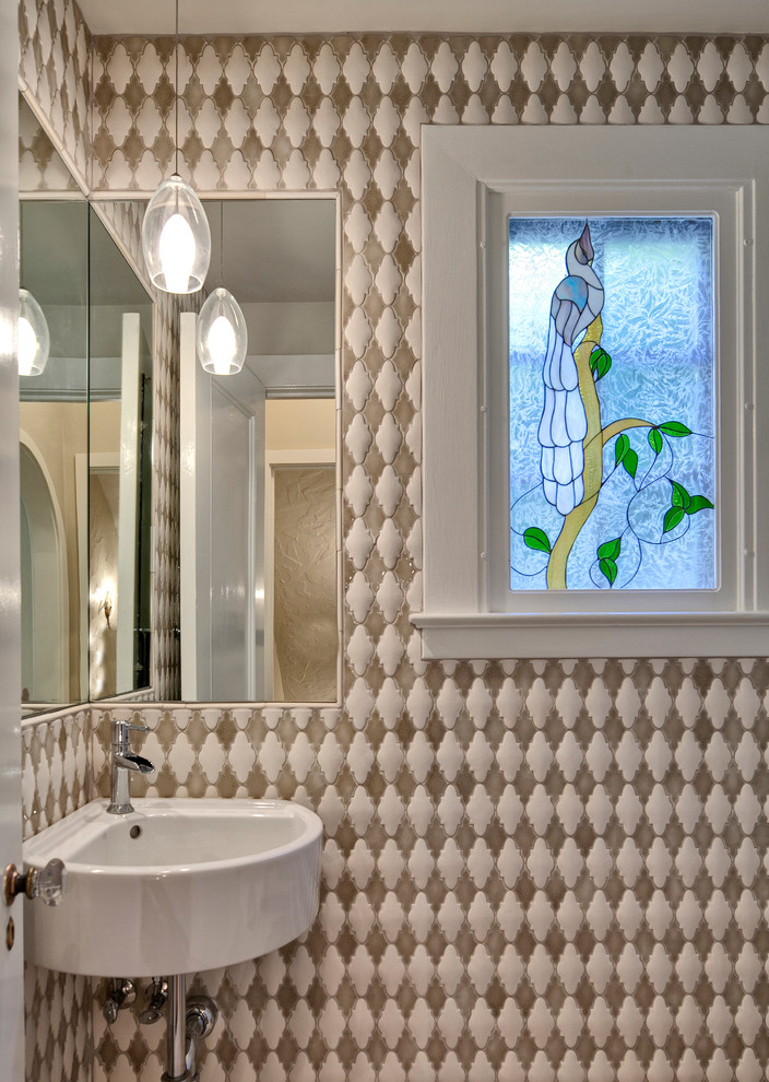 Inspiration pour un petit WC et toilettes bohème avec un lavabo suspendu, un carrelage multicolore, des carreaux de céramique et un mur multicolore.