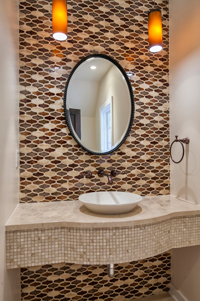 Mittelgroße Moderne Gästetoilette mit Marmor-Waschbecken/Waschtisch, farbigen Fliesen, Mosaikfliesen, beiger Wandfarbe, Aufsatzwaschbecken und beiger Waschtischplatte in Phoenix
