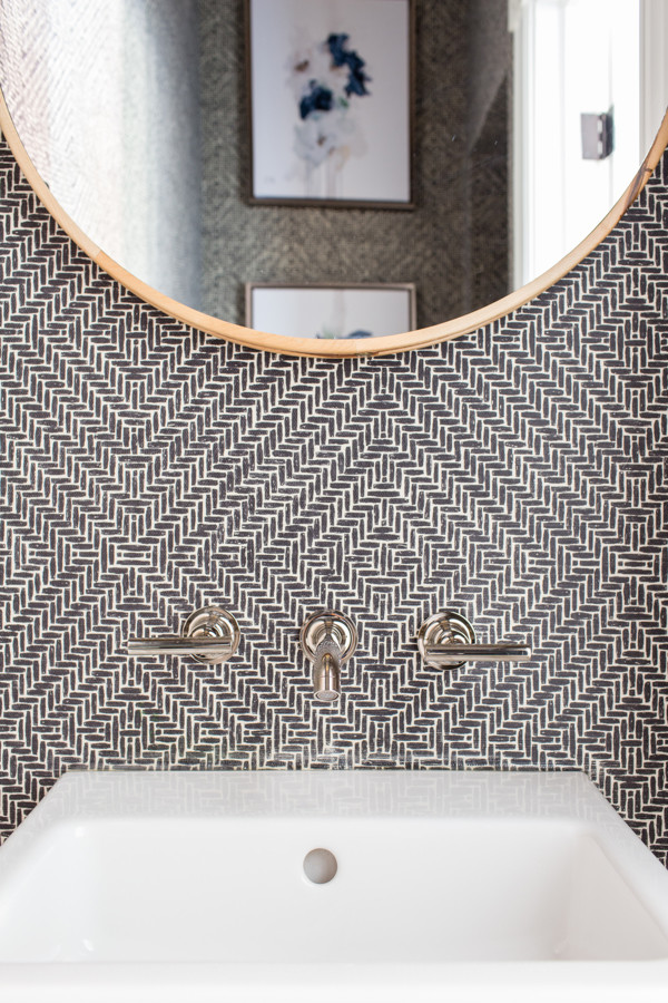 ボルチモアにあるラグジュアリーな小さなトランジショナルスタイルのおしゃれなトイレ・洗面所 (黒い壁、白い洗面カウンター、壁付け型シンク) の写真