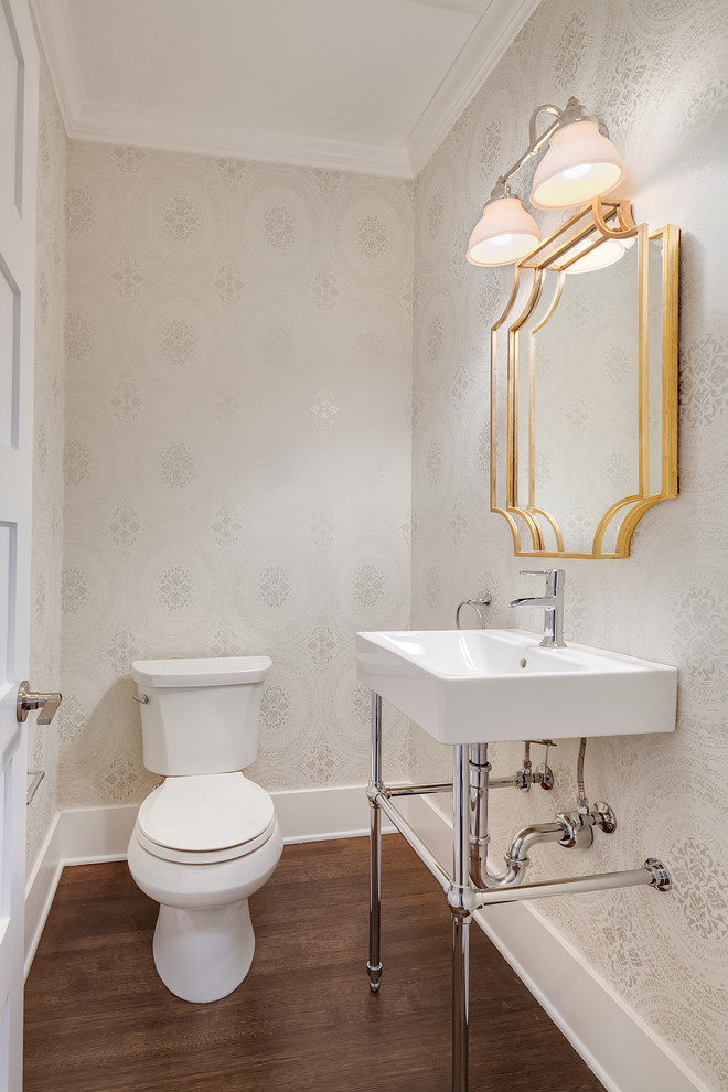 Свежая идея для дизайна: туалет в классическом стиле с коричневым полом - отличное фото интерьера