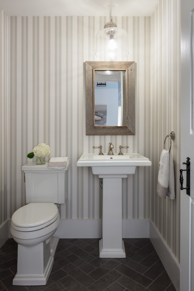 Kleine Klassische Gästetoilette mit Wandtoilette mit Spülkasten, bunten Wänden, Porzellan-Bodenfliesen, Sockelwaschbecken und grauem Boden in Boston
