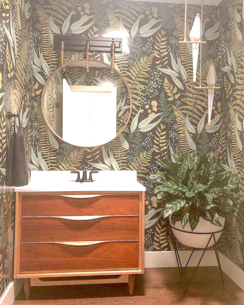 Exemple d'un WC et toilettes rétro en bois brun de taille moyenne avec un placard en trompe-l'oeil, un mur multicolore, parquet foncé, un plan de toilette en quartz modifié, un sol marron et un plan de toilette blanc.
