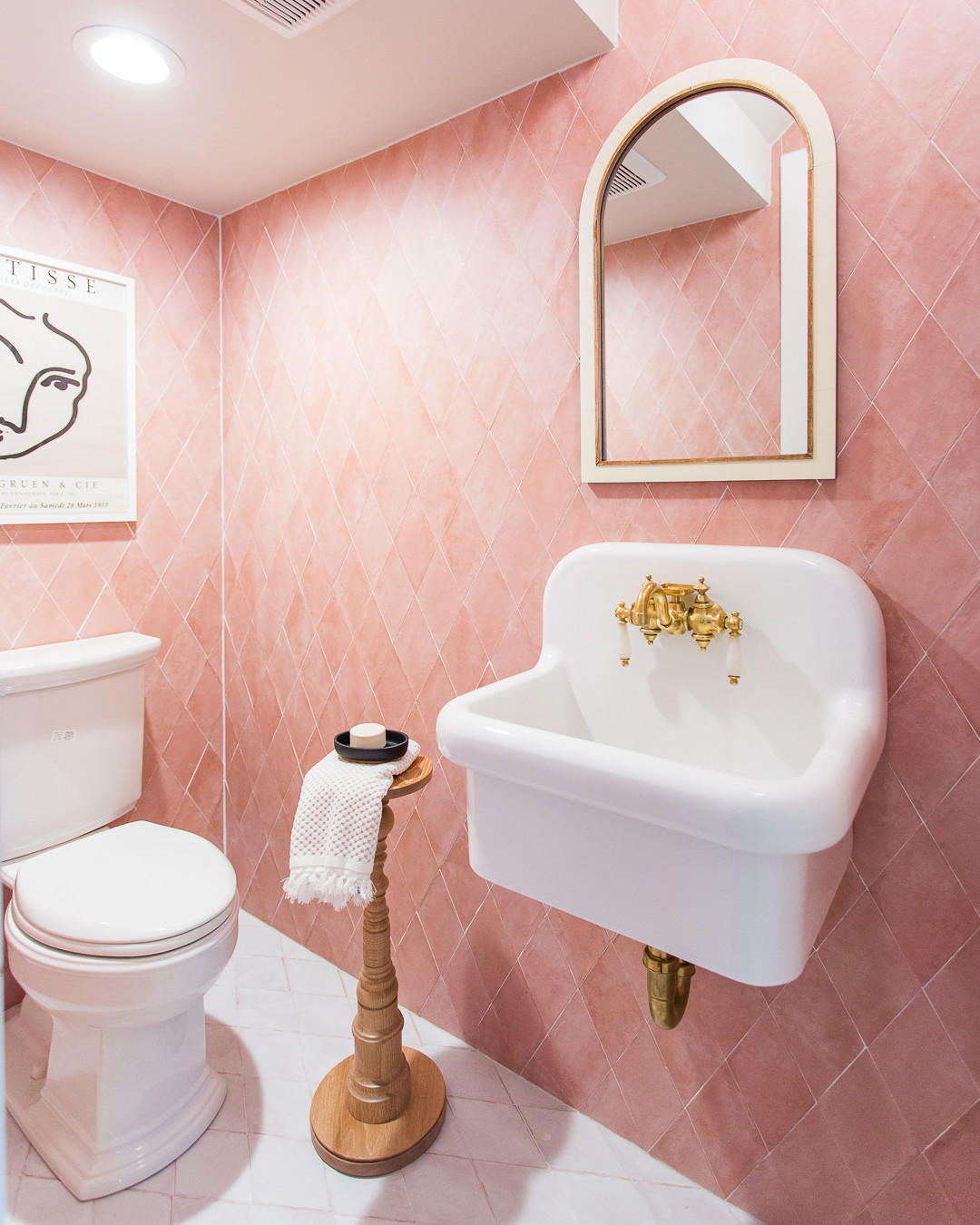 おしゃれなトイレ 洗面所 ピンクのタイル の画像 21年9月 Houzz ハウズ