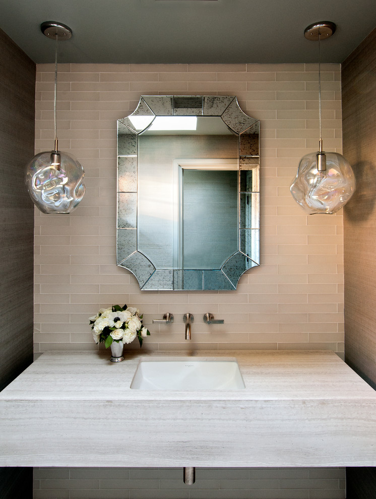 Idee per un grande bagno di servizio minimal con lavabo sottopiano, piastrelle di vetro, piastrelle beige, top in marmo e top beige